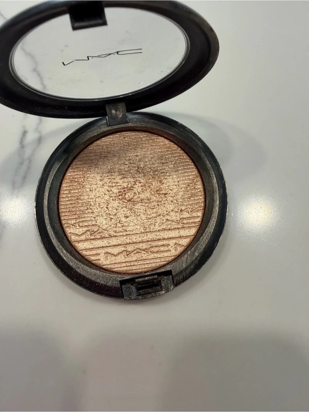 MAC Cosmetics Champagne Shimmer Highlighter - Light Gold